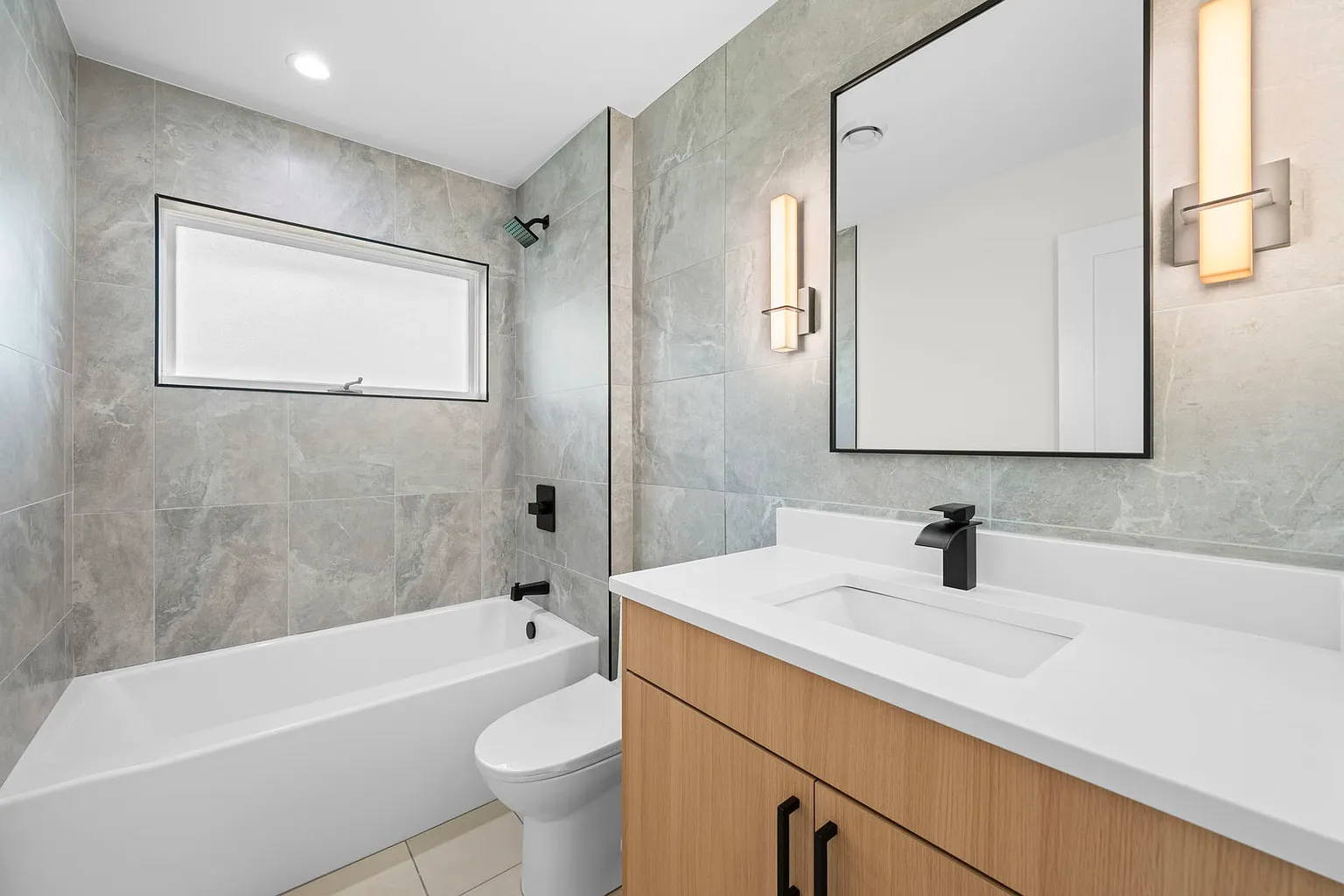 1024 Arbor Ln. &mdash; Hall bath