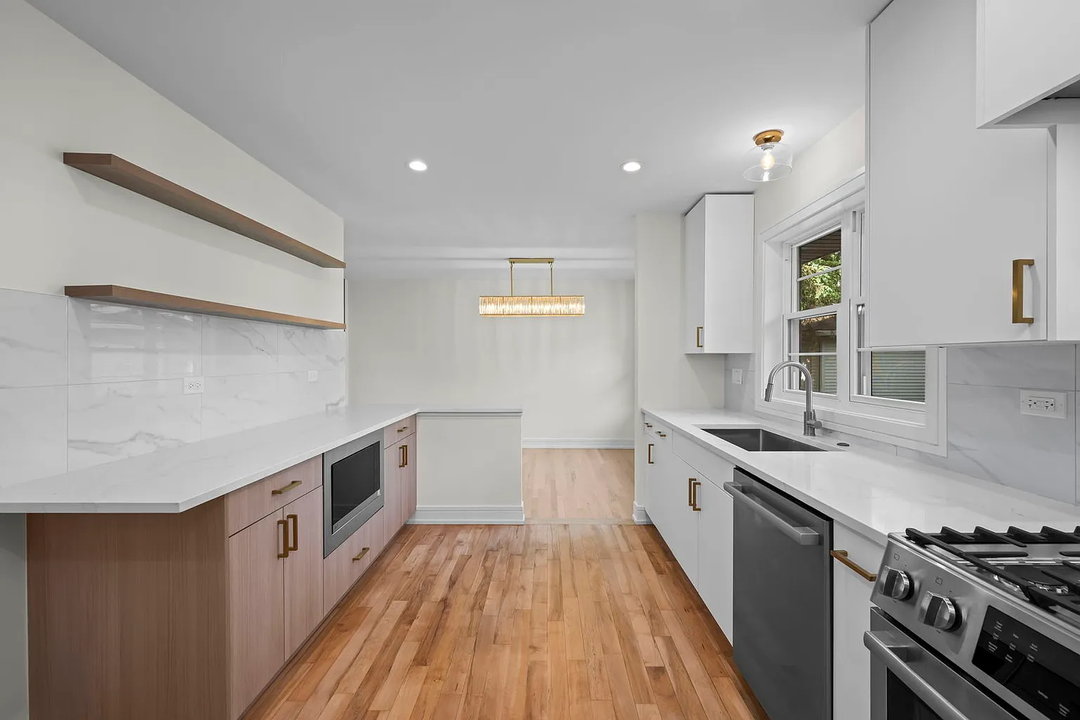 1024 Arbor Ln. &mdash; Kitchen and dining