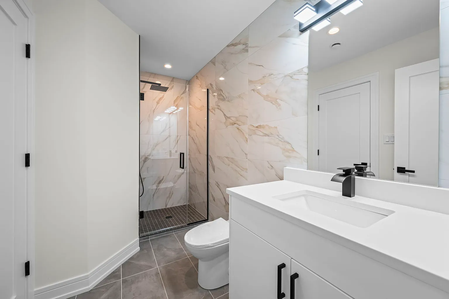1024 Arbor Ln. &mdash; Primary bath